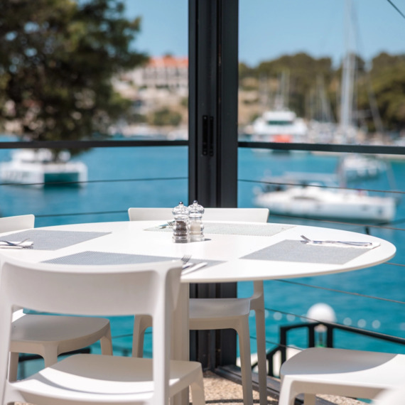 Restaurant, Milna Osam